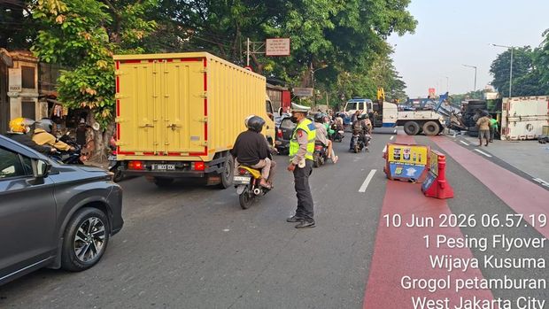 Mobil Box Muatan Biji Plastik Terguling di Daan Mogot Jakbar