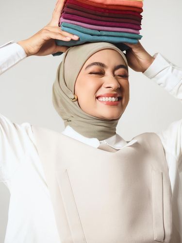 Brand hijab naPocut berinovasi luncurkan Plain Paris Scarf Season 36 bersama Ayudia. Koleksi #YourTimelessClassic ini rilis 40 warna hijab baru untuk wanita Indonesia.