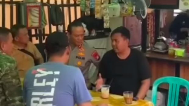 Pangdam Jaya Letjen TNI Deddy Suryadi bersama Kapolda Metro Jaya Komjen Asep Edi Suheri dialog dengan warga Jakbar dalam program 'Jaga Jakarta On The Spot'. (dok Istimewa)