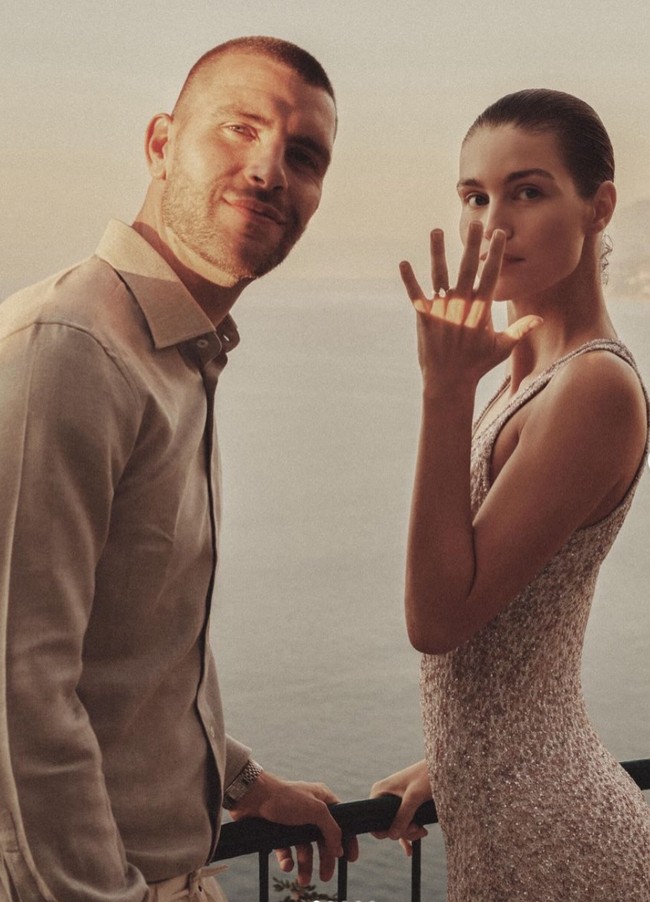 Kiper Timnas Indonesia, Maarten Paes, melamar kekasihnya yang merupakan seorang supermodel, Luna Bijl. Momen lamaran romantis tersebut berlangsung di Italia yang kemudian dibagikan ke media sosial. Foto: Instagram