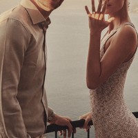 Kiper Timnas Indonesia, Maarten Paes, melamar kekasihnya yang merupakan seorang supermodel, Luna Bijl. Momen lamaran romantis tersebut berlangsung di Italia yang kemudian dibagikan ke media sosial. Foto: Instagram