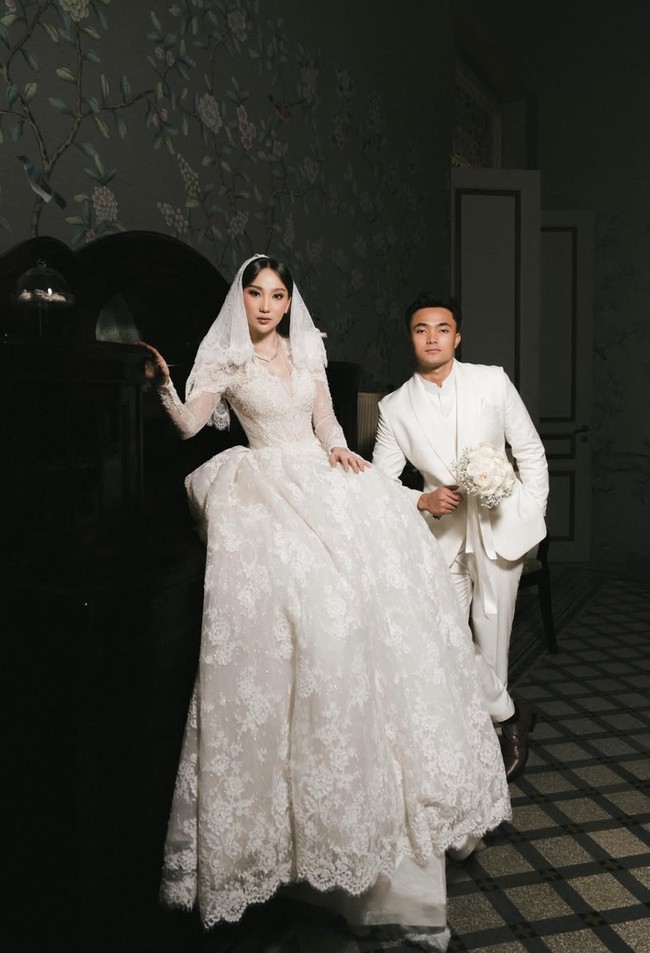 Ernando Ari yang juga merupakan kiper timnas dan Persebaya tampaknya akan segera meminang kekasihnya, Devani Audri, dalam waktu dekat. Ia sudah beberapa kali terlihat membagikan foto preeweddingnya ke Instagram. Foto: Instagram