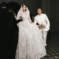 Ernando Ari yang juga merupakan kiper timnas dan Persebaya tampaknya akan segera meminang kekasihnya, Devani Audri, dalam waktu dekat. Ia sudah beberapa kali terlihat membagikan foto preeweddingnya ke Instagram. Foto: Instagram