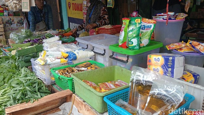 Pedagang bahan pokok di pasar Palembang.