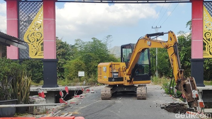 Pembongkaran jembatan Gempol perbatasan Desa Kadilanggon - Karangturi, Klaten, Rabu (10/6/2026).