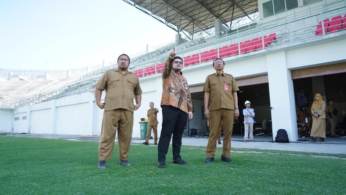 Bupati Kediri Hanindhito Himawan Pramana melakukan pengecekan pembangunan Stadion Gelora Daha Jayati (GDJ) tahap ke-3