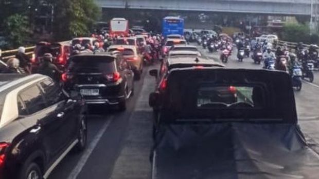 Penampakan macet di sekitar Flyover Pesing Jakbar akibat kecelakaan mobil box terguling