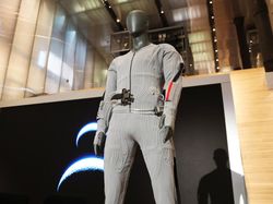 Prada Bikin Baju Dalam Canggih untuk Astronaut NASA ke Bulan