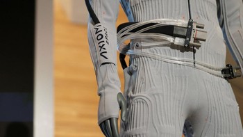 Detail pakaian astronaut dengan teknologi tabung ventilasi terintegrasi ditampilkan dalam peluncuran produk terbaru Prada. Desain tersebut dibuat untuk membantu pengaturan suhu tubuh selama aktivitas di luar angkasa. REUTERS/Heather Khalifa