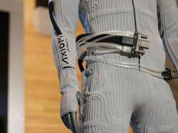 Prada Bikin Baju Dalam Canggih untuk Astronaut NASA ke Bulan