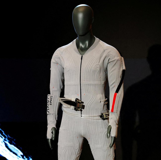 Prada Bikin Baju Dalam Canggih untuk Astronaut NASA ke Bulan