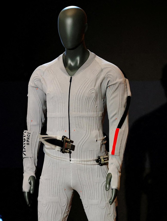 Prada Bikin Baju Dalam Canggih untuk Astronaut NASA ke Bulan