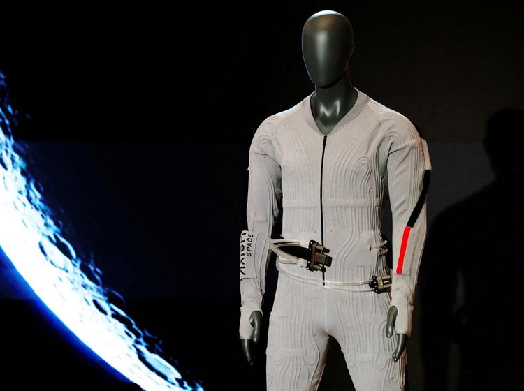 Prada Bikin Baju Dalam Canggih untuk Astronaut NASA ke Bulan