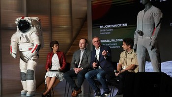 Perwakilan rumah mode Prada memperlihatkan pakaian lapisan dalam astronaut hasil kolaborasi dengan Axiom Space. Produk tersebut dirancang untuk mendukung kenyamanan awak misi bulan NASA pada program Artemis. REUTERS/Heather Khalifa