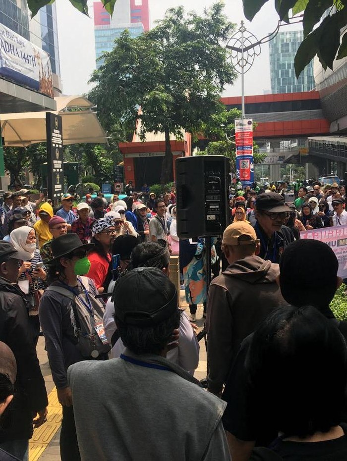 Ratusan musisi dan pencipta lagu demo di Kementerian Hukum, menuntut pencabutan Surat Edaran LMKN dan percepatan distribusi royalti yang tertahan.