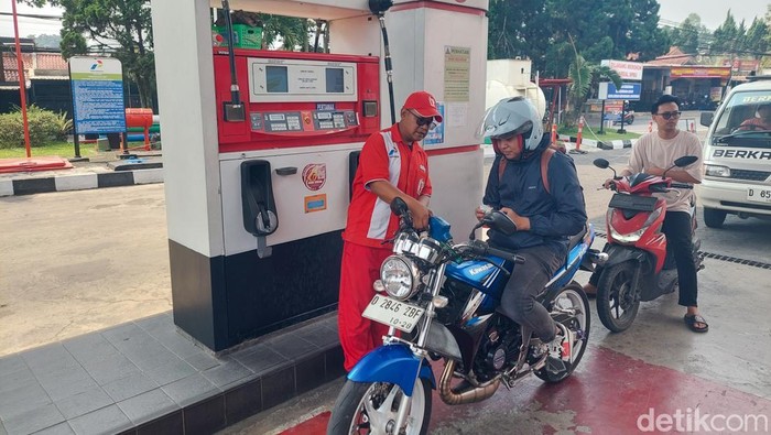 Pengendara motor 2-tak saat isi BBM nonsubsidi di SPBU.
