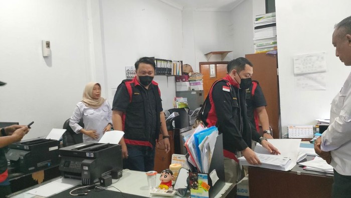 Penyidik Kejati Jabar saat menggeledah kantor DPRD Indramayu.