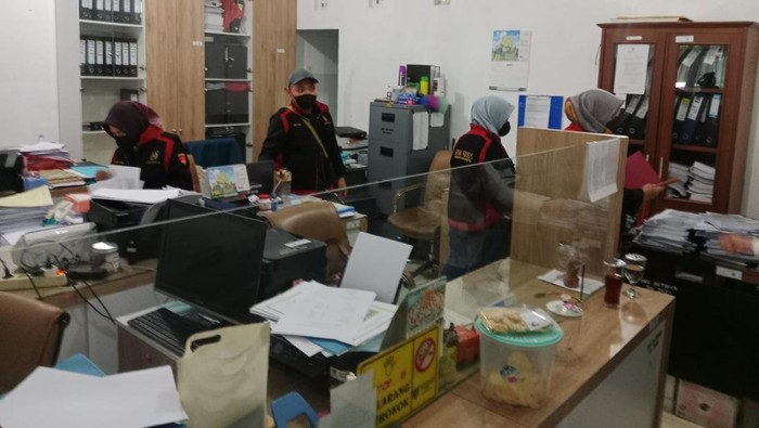 Penyidik Kejati Jabar saat menggeledah kantor DPRD Indramayu.