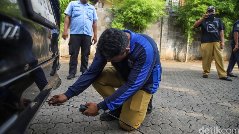 Ratusan pemilik kendaraan roda dua dan roda empat memadati halaman Kantor Wali Kota Jakarta Utara, Rabu (10/6/2026), untuk mengikuti program uji emisi gratis yang digelar Suku Dinas Lingkungan Hidup (Sudin LH) Jakarta Utara.