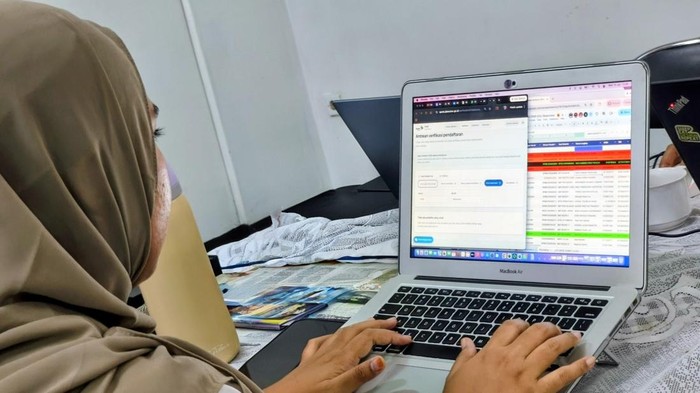 petugas helpdesk CPMB Jabar