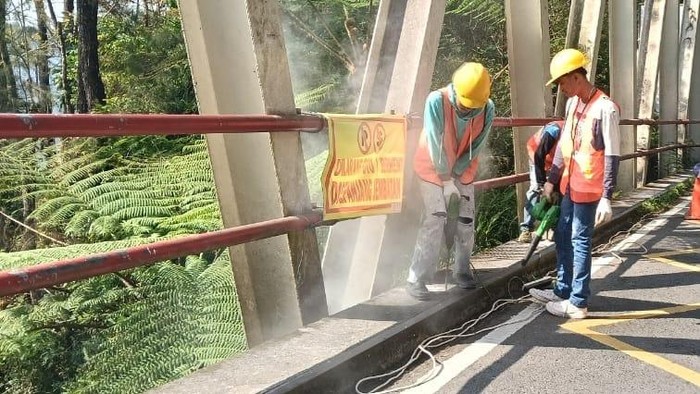 Petugas mulai mengerjakan pagar di Jembatan Cangar, Kota Batu.