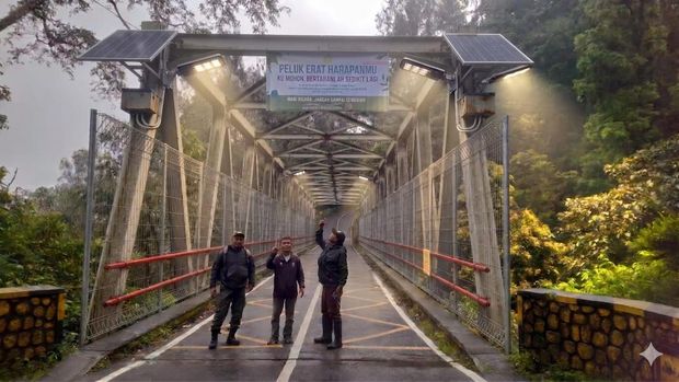 Petugas mulai mengerjakan pagar di Jembatan Cangar, Kota Batu. Petugas mulai mengerjakan pagar di Jembatan Cangar, Kota Batu.