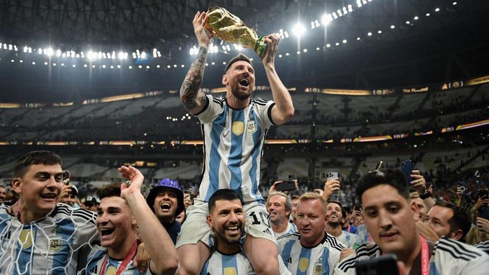 Hanya delapan negara yang pernah menjuarai Piala Dunia. Argentina telah menjuarainya tiga kali. (AFP via Getty Images)