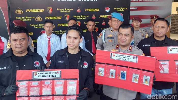 Polisi menunjukkan barang bukti pengungkapan narkoba selebgram bandung