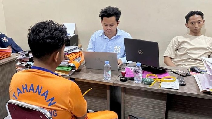 Polisi saat memeriksa pelaku pemerkosaan terhadap anak tiri di Karawang