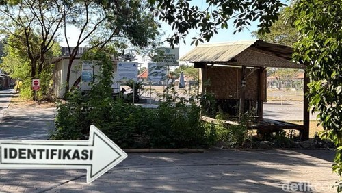 Polisi saat meninjau lokasi kehilangan helm di area Parkir Pantai Mertasari, Denpasar Selatan.