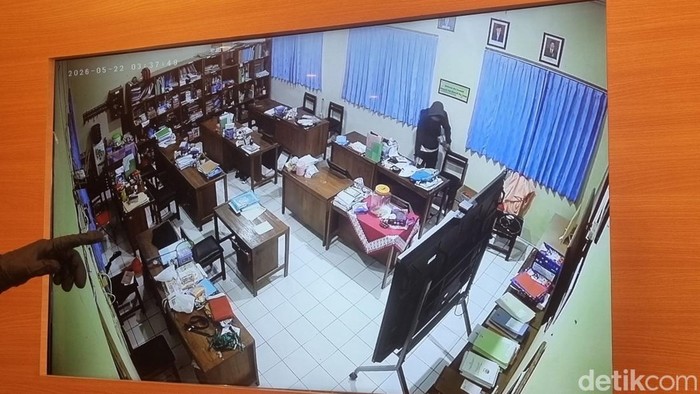 Polisi saat menunjukkan rekaman CCTV yang memperlihatkan pelaku, RB saat mengacak-acak meja dan isi laci di ruang guru SLB Gunung Kelir, Pleret, Bantul.