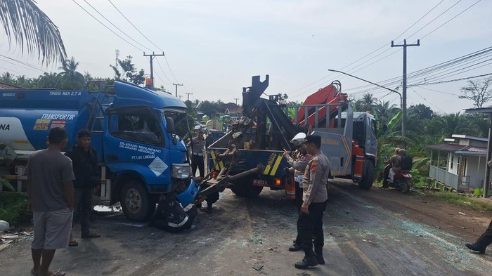 Polisi sedang mengevakuasi truk yang terlibat laka lantas di Palembang - Betung