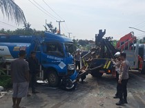 Dua Truk Ringsek Usai Adu Kambing di Jalintim Palembang-Betung