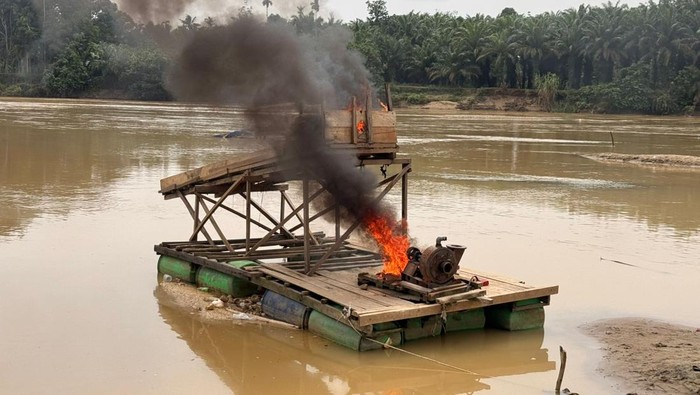 Polsek Cerenti memusnahkan puluhan rakit PETI yang beroperasi di Sungai Kuantan, Kabupaten Kuantan Singingi, Riau, pada Selasa (9/6/20266).