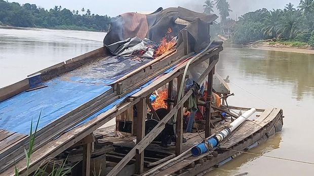 Polsek Cerenti memusnahkan puluhan rakit PETI yang beroperasi di Sungai Kuantan, Kabupaten Kuantan Singingi, Riau. Polsek Cerenti memusnahkan puluhan rakit PETI yang beroperasi di Sungai Kuantan, Kabupaten Kuantan Singingi, Riau, pada Selasa (9/6/20266).