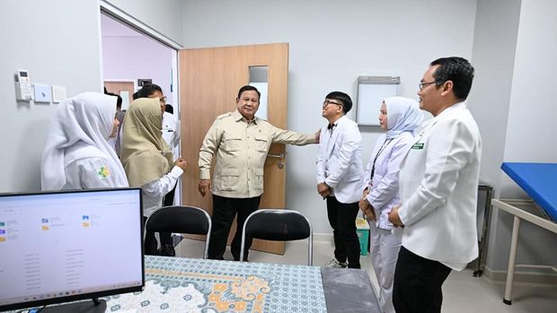 Presiden Prabowo Subianto berdialog dan melayani swafoto tenaga kesehatan (nakes) hingga masyarakat saat meresmikan RSUD KH. Muhammad Thohir Krui, Pesisir Barat, Lampung, Rabu (10/6/2026).