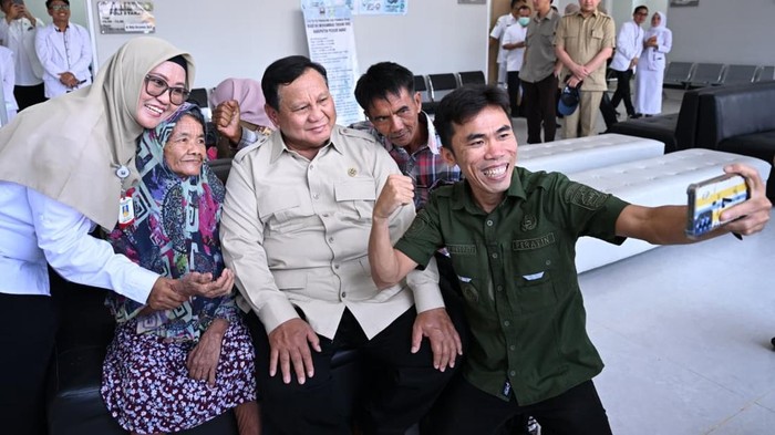 Presiden Prabowo Subianto berdialog dan melayani swafoto tenaga kesehatan (nakes) hingga masyarakat saat meresmikan RSUD KH. Muhammad Thohir Krui, Pesisir Barat, Lampung, Rabu (10/6/2026).