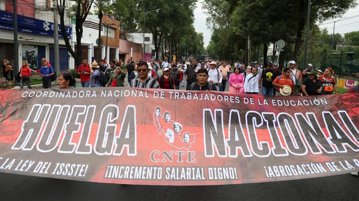 Dissident teachers from Mexico's National Coordination of Education Workers (CNTE) march toward Ciudad de Mexico Stadium during a protest ahead of the 2026 FIFA World Cup in Mexico City, Mexico, June 9, 2026. REUTERS/Luis Cortes