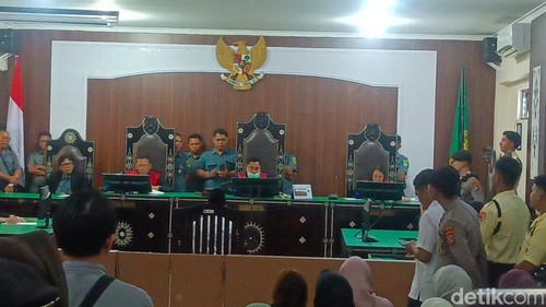 Terdakwa Radiet Adiansyah alias Radit mengikuti sidang pembacaan putusan di PN Mataram, Rabu (10/6/2026).