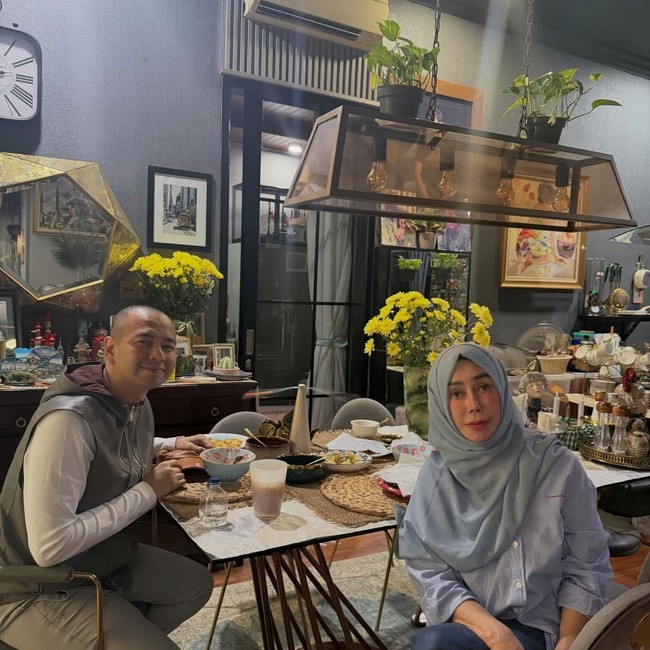 Hangat dan Saling Mendoakan! Momen Raffi Ahmad Habiskan Waktu Bareng Ibu