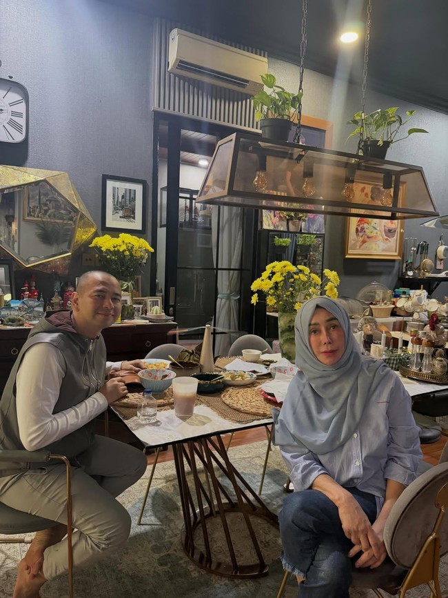 Hangat dan Saling Mendoakan! Momen Raffi Ahmad Habiskan Waktu Bareng Ibu