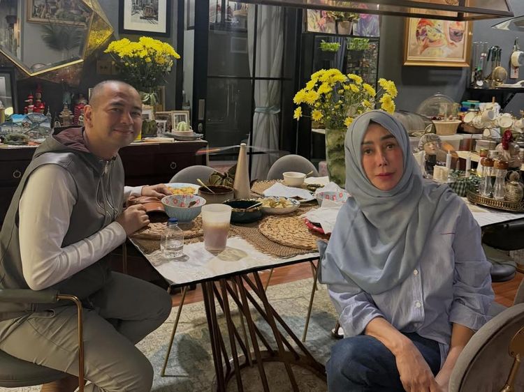 Hangat dan Saling Mendoakan! Momen Raffi Ahmad Habiskan Waktu Bareng Ibu