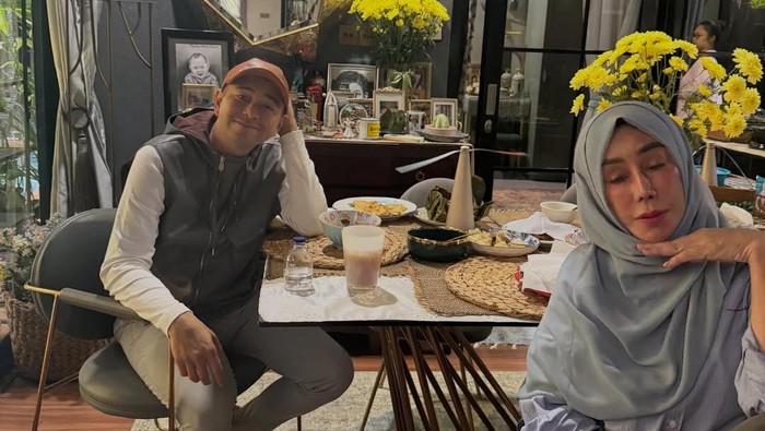 Hangat dan Saling Mendoakan! Momen Raffi Ahmad Habiskan Waktu Bareng Ibu