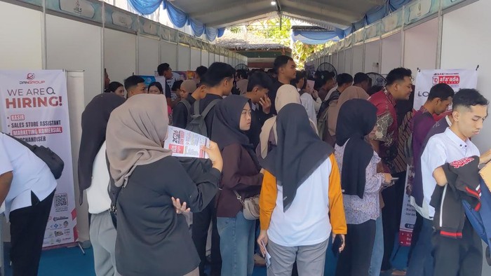 Ratusan pencari kerja menghadiri Job Fair Tulungagung 2026 di halaman Pendapa Kongas Arum Kusumaning Bangsa