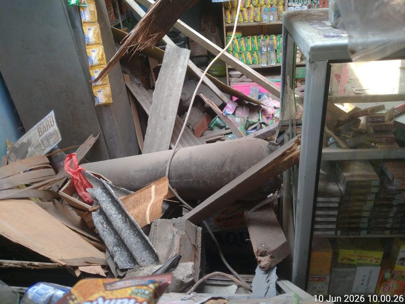 Rumah penduduk di Cilincing, Jakarta Utara (Jakut) rusak parah akibat tertimpa tabung oksigen nan terpental 100 meter. Polisi menyelidiki kasus tersebut. (dok Istimewa)