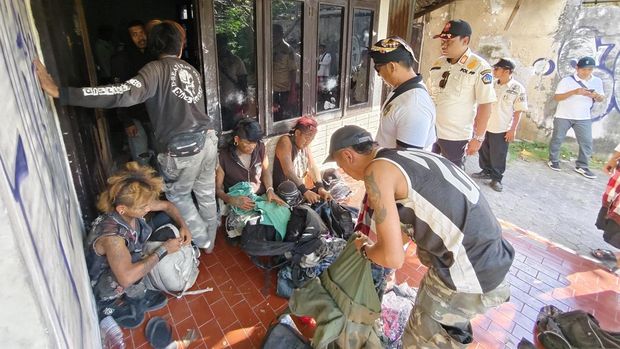 Satpol PP Badung dan Pecalang Banjar Abianbase Kuta mendatangi rumah kosong yang menjadi markas anak jalanan di persimpangan Jalan Imam Bonjol, Rabu (10/6/2026). (Foto: Dok. Satpol PP Badung) Satpol PP Badung dan Pecalang Banjar Abianbase Kuta mendatangi rumah kosong yang menjadi markas anak jalanan di persimpangan Jalan Imam Bonjol, Rabu (10/6/2026). (Foto: Dok. Satpol PP Badung)
