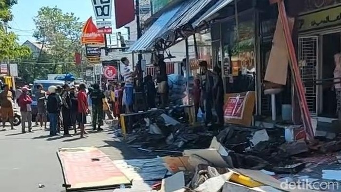 Sejumlah lapak PKL di Makassar dibongkar karena berdiri di atas drainase.