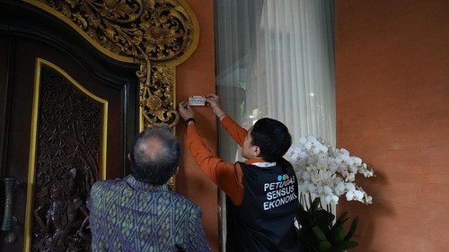 Petugas Sensus Ekonomi 2026 Bali mendata Gubernur Wayan Koster sebagai reponden pertama pada Senin (8/6/2026). (Dok. BPS Bali)