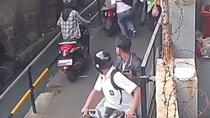 Seorang pengendara sepeda motor di Palmerah, Jakbar dibacok seorang pelajar. Polisi telah menangkap pelaku. (dok Istimewa)