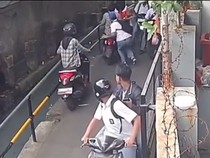 Video Rekaman CCTV Aksi Barbar Pelajar Bacok Sesama Pelajar di Jakbar